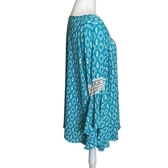 Free 2 Luv Womens Plus Turquoise Boho Blouse 2X Bell Sleeves Crochet Accents EUC - Picture 4 of 11